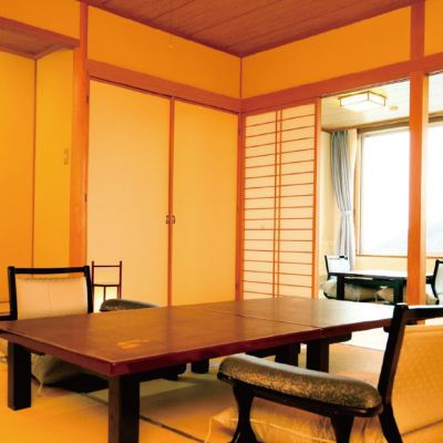 大きな日本の部屋 12.5 + 4.5 畳 喫煙