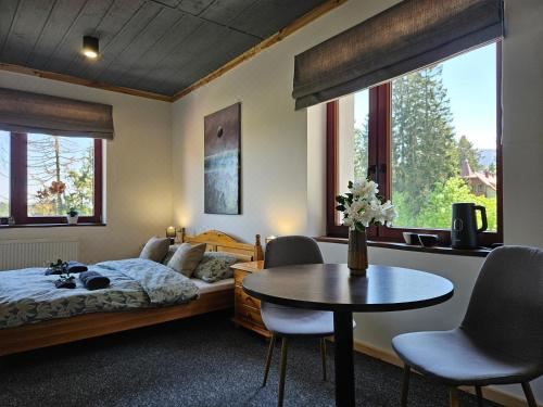 带山景的双人间