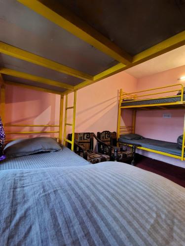 4床宿舍间的床位