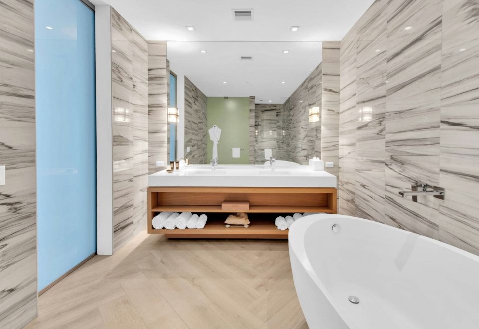 頂層閣樓8，兩臥室雙層套房，海景，陽臺