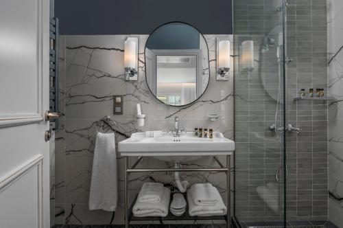 带浴缸的豪华套房