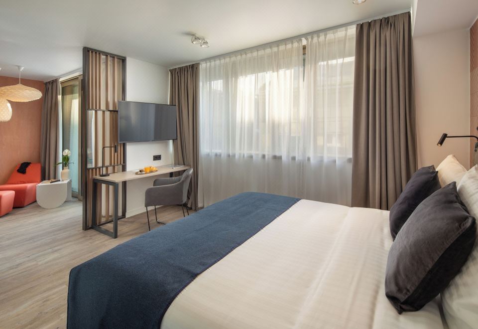 带阳台的小型套房