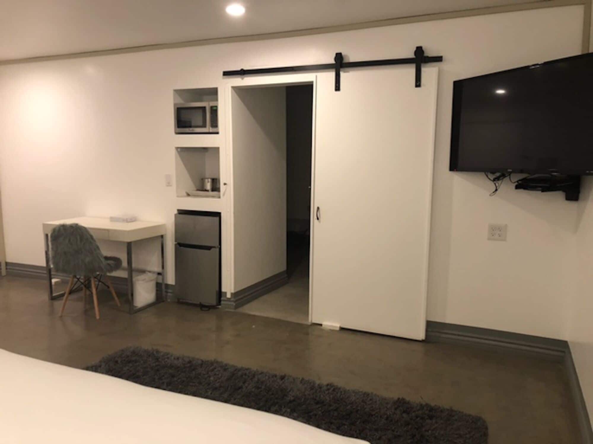 舒适客房， 1 张特大床， 无障碍