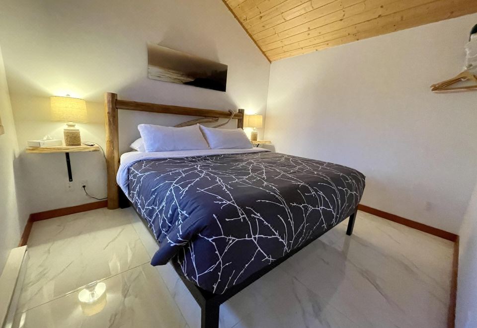 Private Oceanfront Cabin with Hot Tub - Doc Holiday CabinHouse (Hot Tub&Waterfront/Doc Holiday Ca)