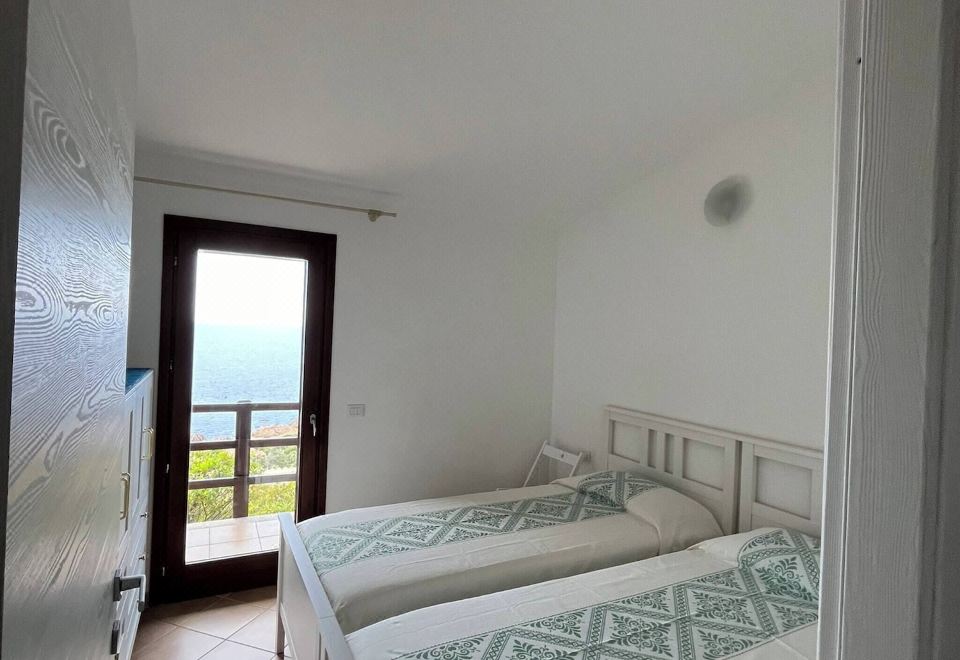 带阳台和花园景观的两卧室别墅