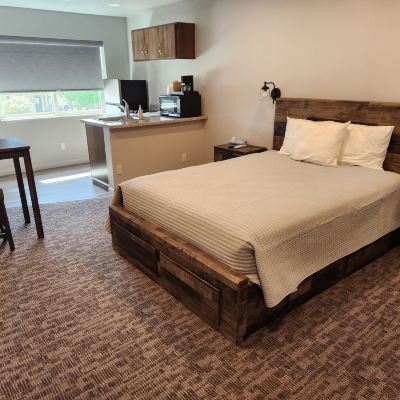 Studio, 1 Queen Bed, No Pets Allowed Aquarius Inn Promo Code