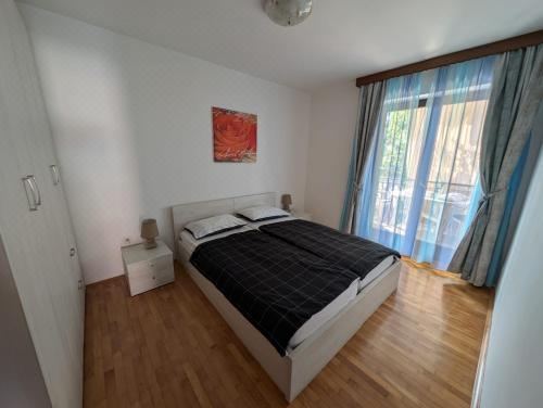 带阳台的两卧室公寓