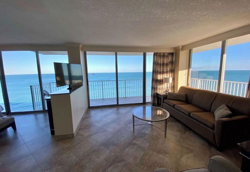 Radisson Suite Hotel OceanfrontOceanfront Premium Studio King Suite