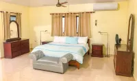 VIP - "Villa Infinito"Bani's Beachside Mansion! Отели в г. 