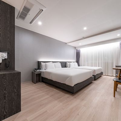 Family Twin-Double+Double (Free Korean Breakfast-Not Monday) Gwangju Hanam New Top Hotel 쿠폰