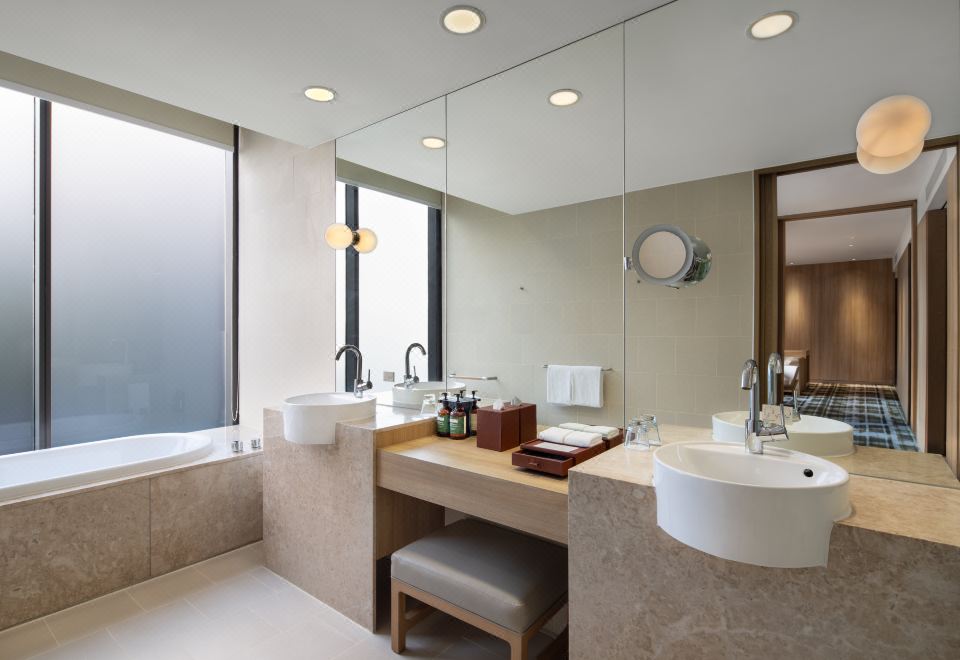 高樓層尊貴小型套房（1張特大床，可使用休息室）