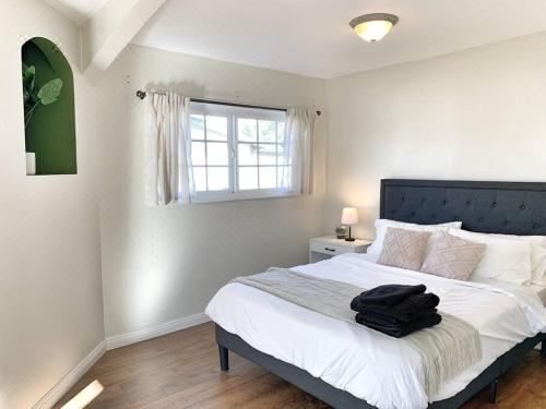 Hot Tub . Near Freeway . Quick 2 Theme Parks/Beach Three-Bedroom House