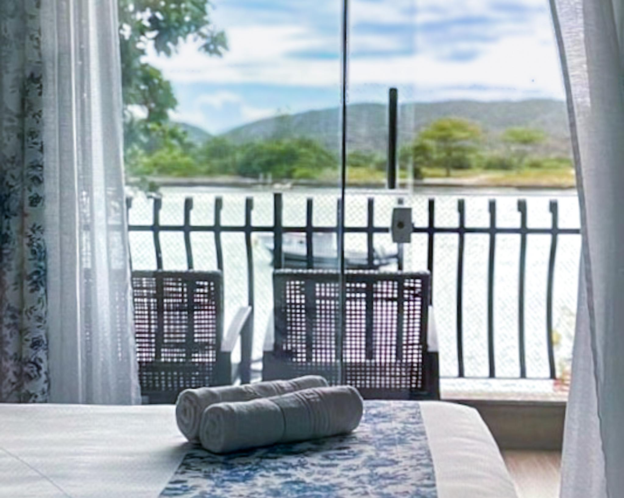 行政套房， 1 张大床， 湖景