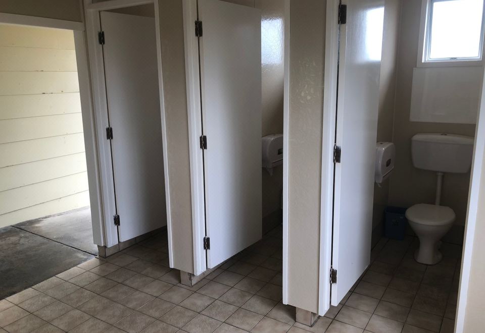 Greymouth Seaside Top 10 Holiday ParkLarge Standard Cabin (Shared Bathroom And Kitchen)