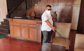 Chanakya Bnr Hotel - Housity