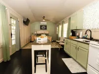 Country Cabin on the Creek in Belton with WiFi, AC ベルトンのホテル
