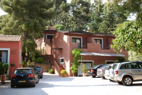Hotel Spa Cassis – Heated Pool & Parking