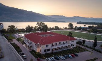 The Lake Hotel - Housity