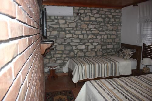 带私人外部浴室的三人房