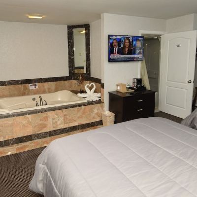 Deluxe Room, Multiple Beds, Non Smoking, Jetted Tub, 1 King and 1 Queen Bed