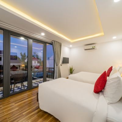 Deluxe Triple Room with Balcony and City View