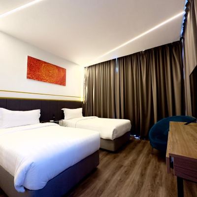 Twin Room With City View Kupon Regatta Suites