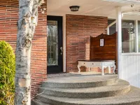 Luxury 4 bd/3ba Family Home near Ocean, Airport,  & Seattle XL yard w/sportcourt ベリアンのホテル
