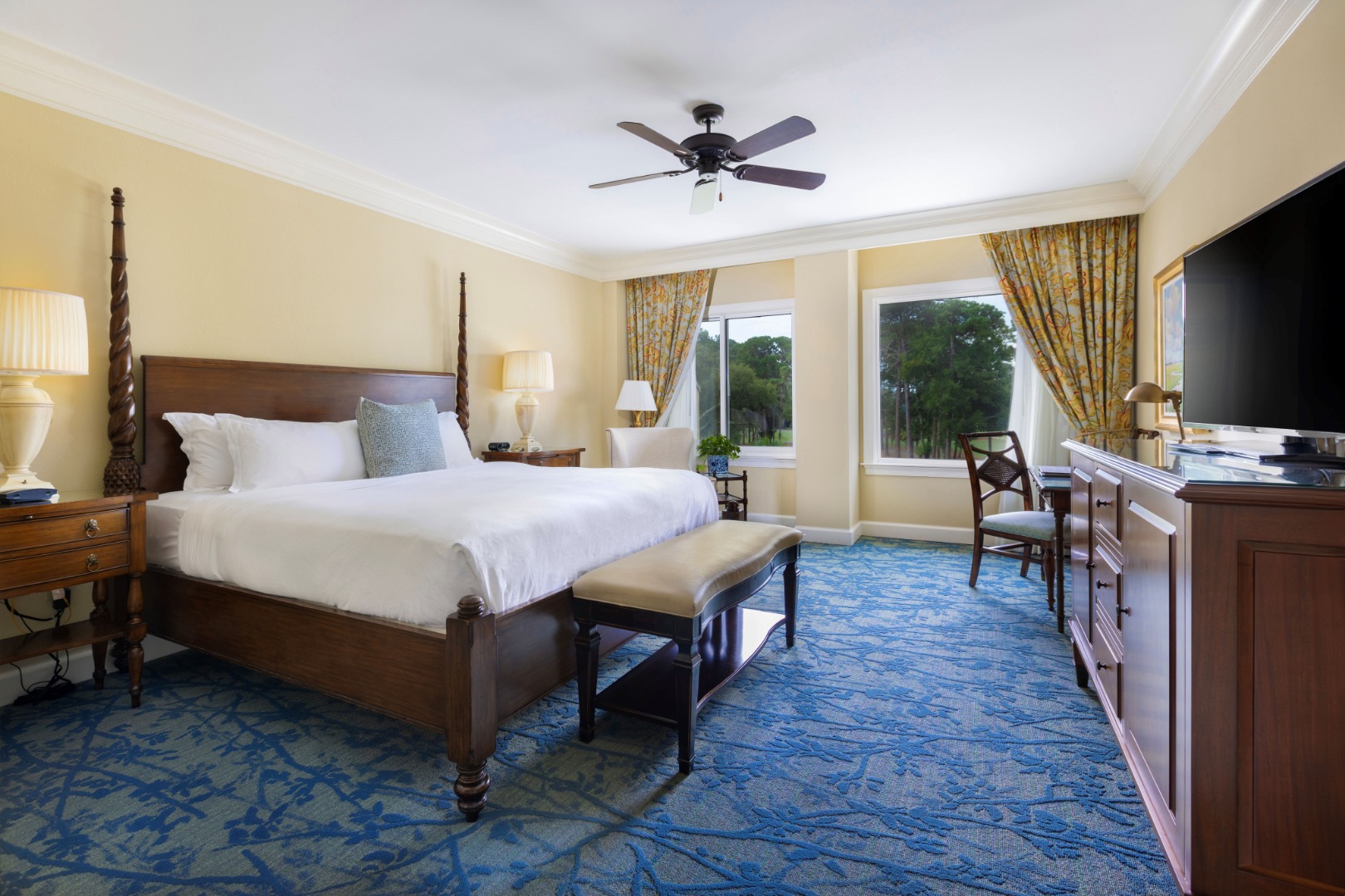 高尔夫球场景特大床间