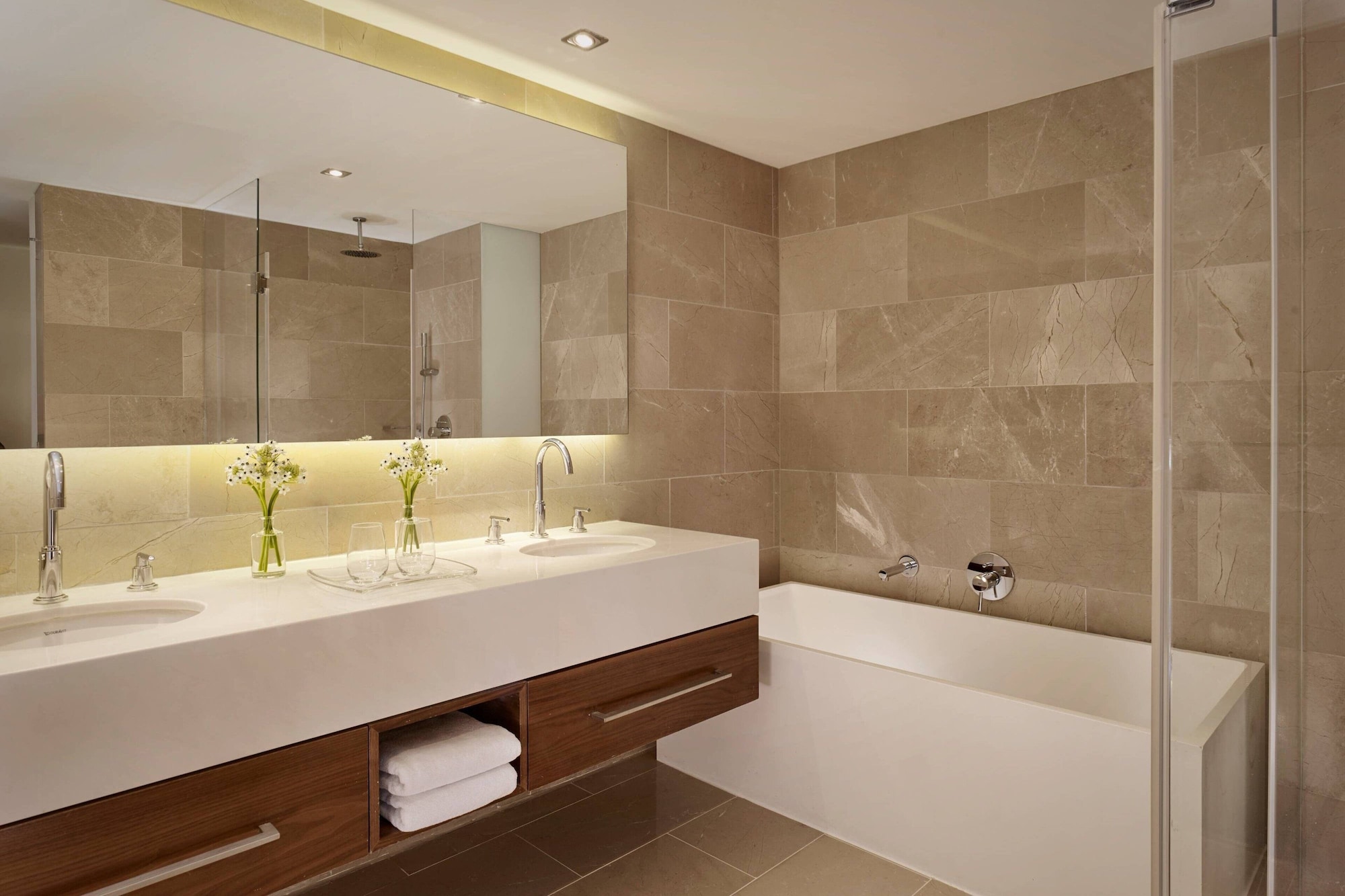 家庭套房， 1 臥室行政套房， 1 張特大床， 局部海洋景觀， 轉角房， 陽臺