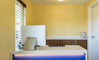 Aarya Hotel by Niagara Fashion Outlets - Housity