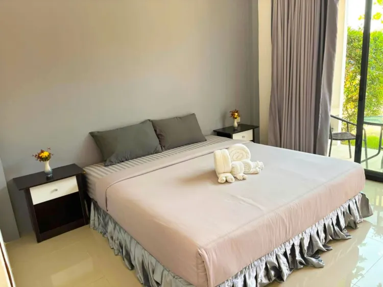 ห้องดีลักซ์ เตียงใหญ่ พร้อมวิวสวน