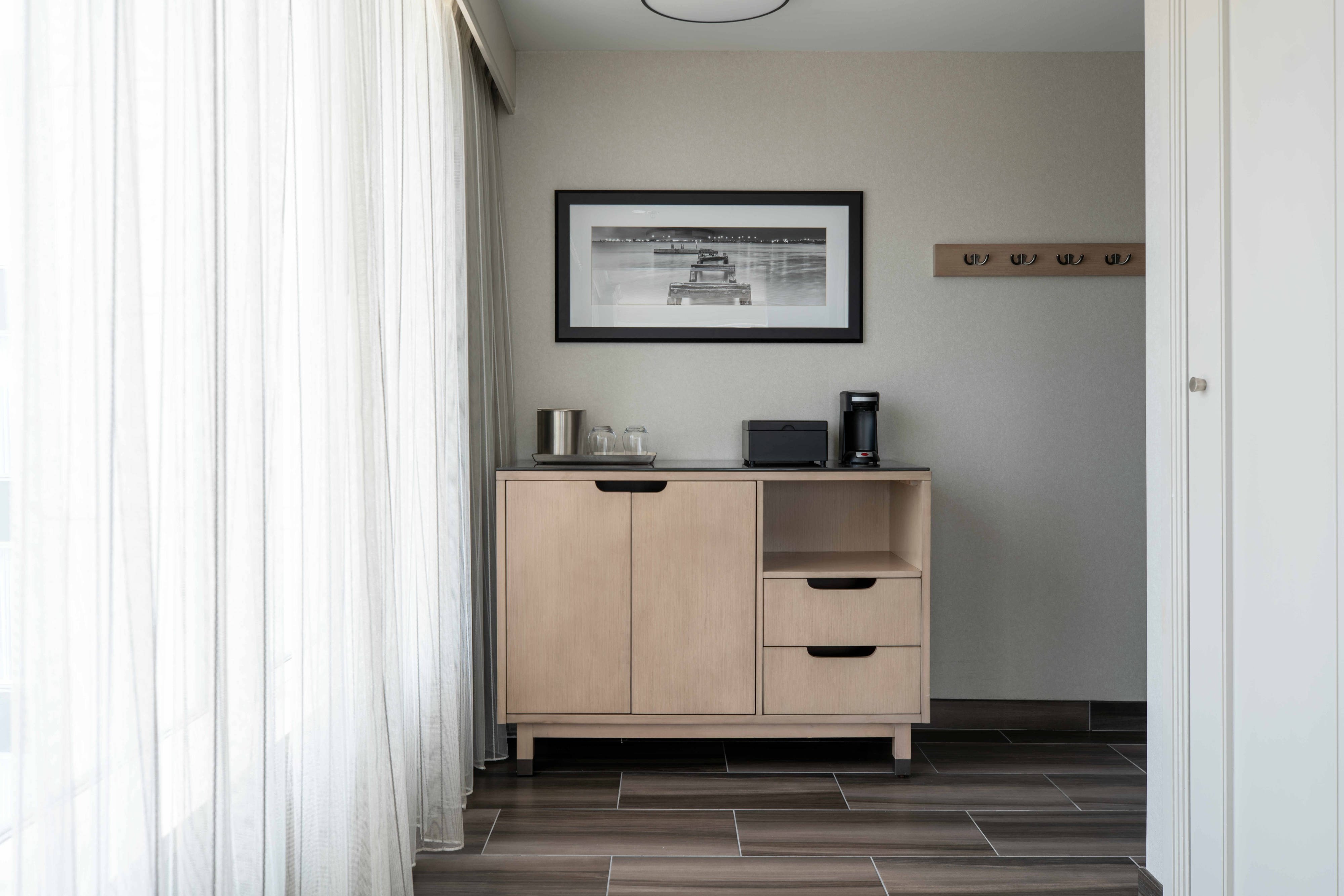 大型客房，1张特大床，海港景，转角房