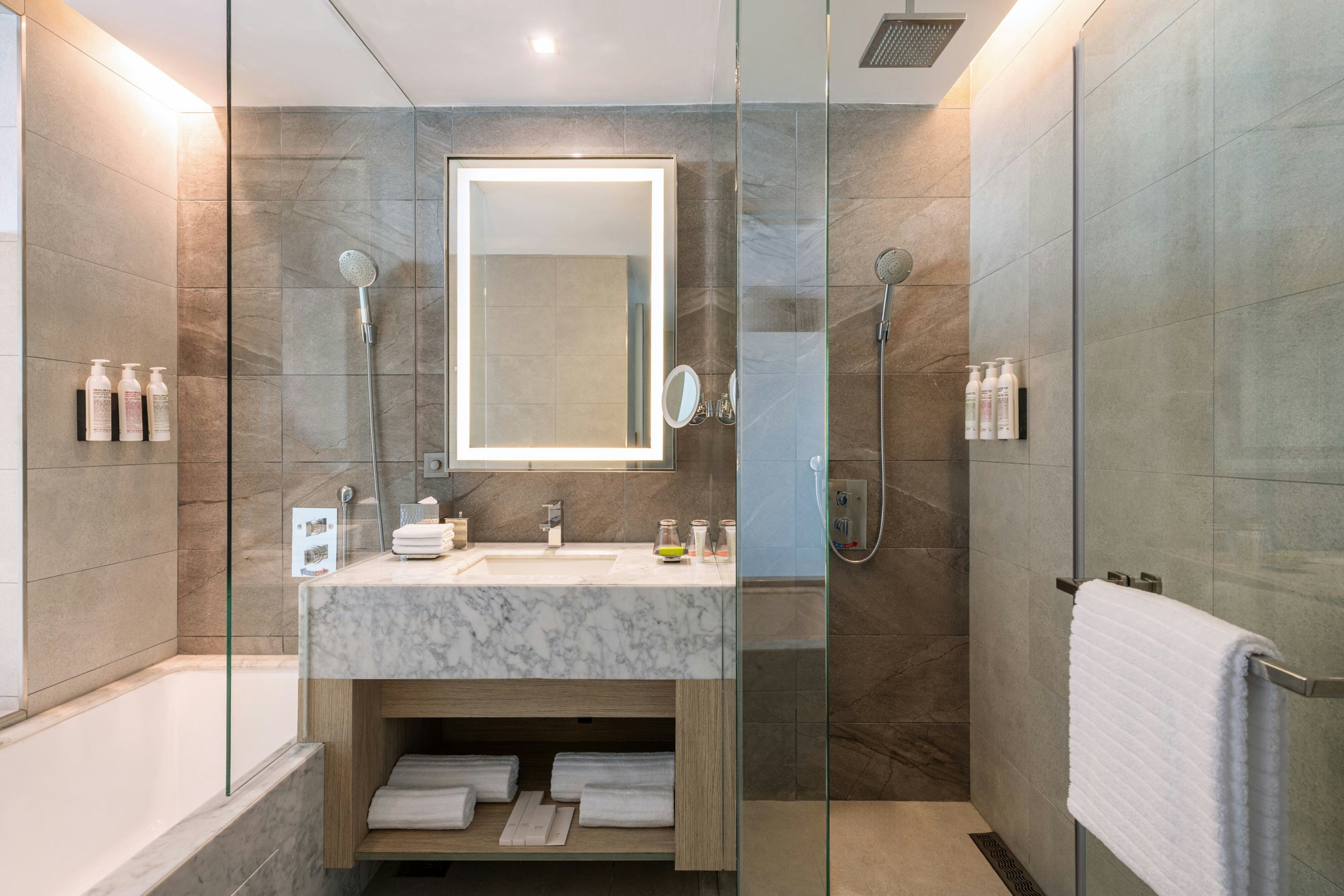 一卧室初级特大床套房