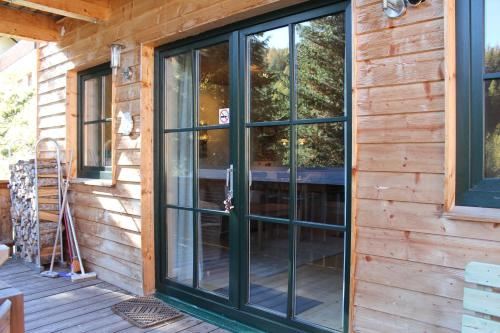 带阳台的两卧室公寓