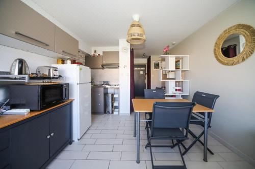 享有游泳池景致的一室公寓