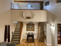 Modern Mountain Cabin with Treehouse & New Hot Tub under the Stars Near Rmnp