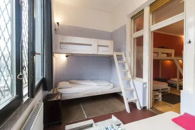 Baroque Hostel & Coworking Hotel di 