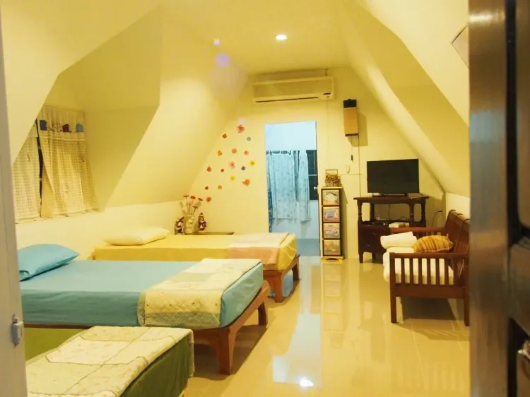 ห้องแฟมิลี่พักได้ 3 คน หนึ่งห้องนอน ที่มีวิวหุบเขาและติดสวน