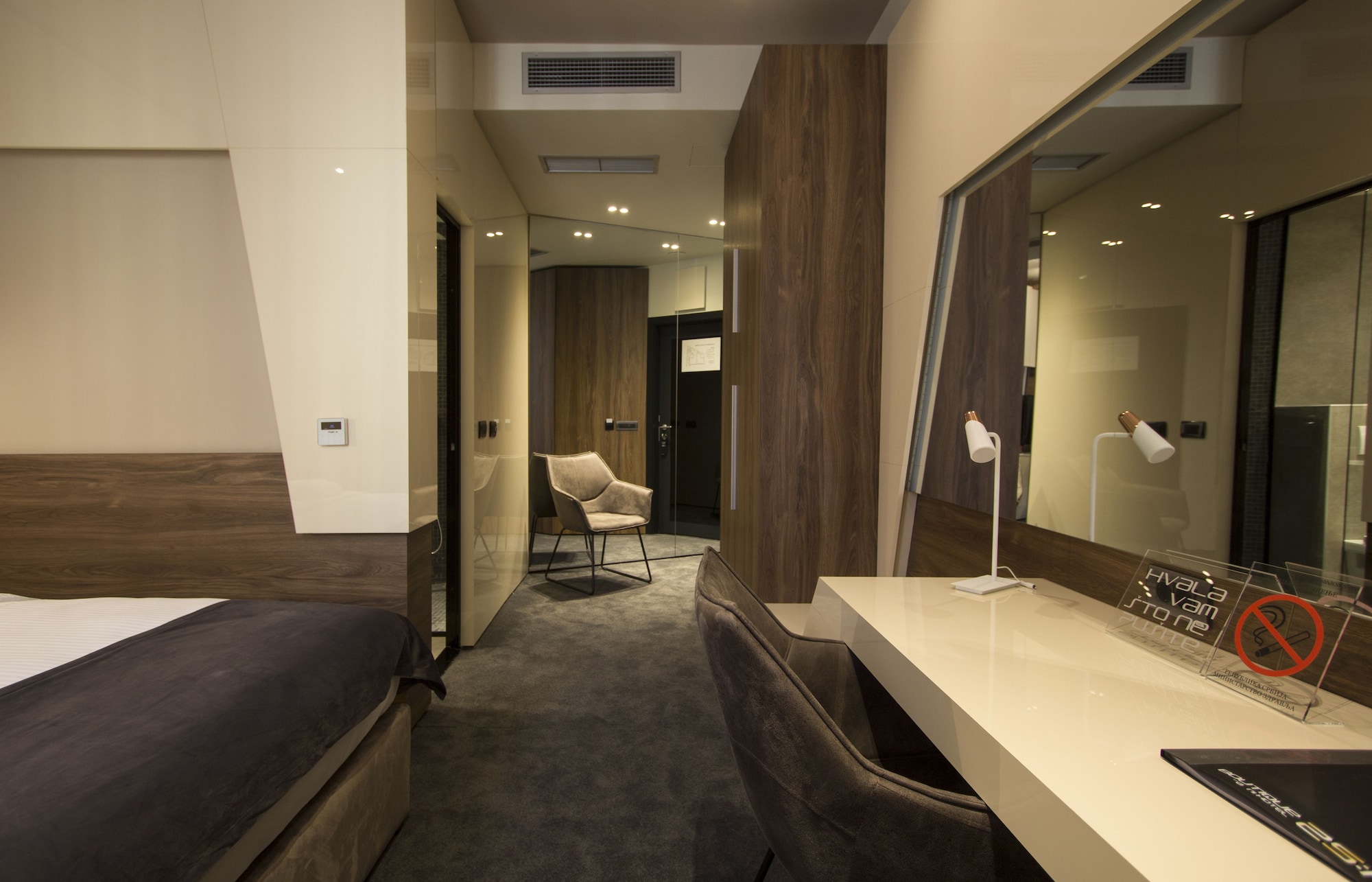 高级双人房， 1 张特大床