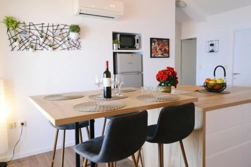 带露台的两卧室豪华海景公寓