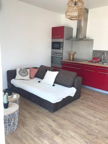 享有游泳池景致的一室公寓