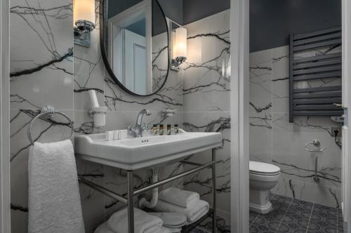 带浴缸的豪华套房