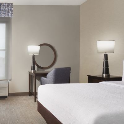 Mobility/hearing Access Queen Room with Roll in Shower Hampton Inn Evansville Promo Code