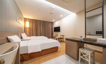 Hotel Clover - Housity