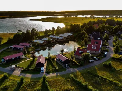 Campsite - Combined Tents with Kitchen and Bathroom Located Near a Pond Hôtels à : 