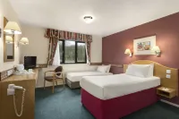 Days Inn by Wyndham Michaelwood M5 Hotele w: 