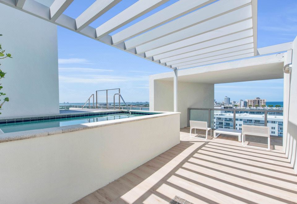 頂層閣樓8，兩臥室雙層套房，海景，陽臺