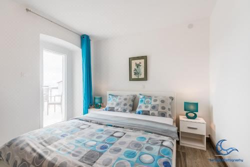 带阳台和海景的两卧室公寓