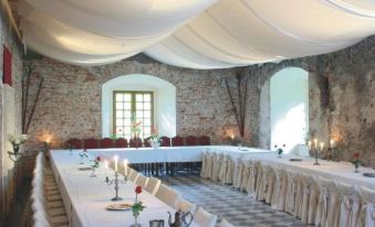 Zamek Korzkiew - Housity