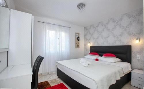 House Mirka Four-Bedroom Holiday Home